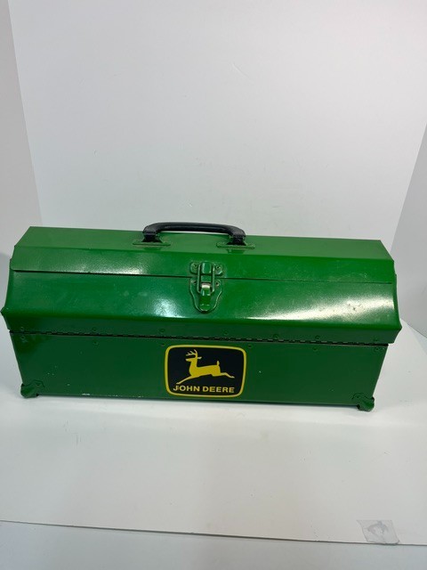 Vintage John Deere Metal Tool Box. 18″ Excellent Condition