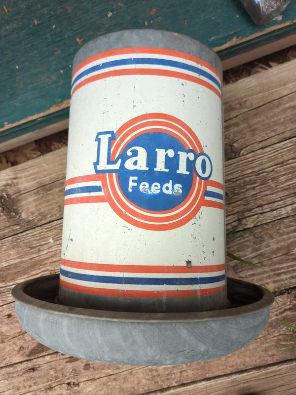 Larro Feeds Coop Chicken Feeder Advertising Sign Barn Cabin Decor Rustic Antique