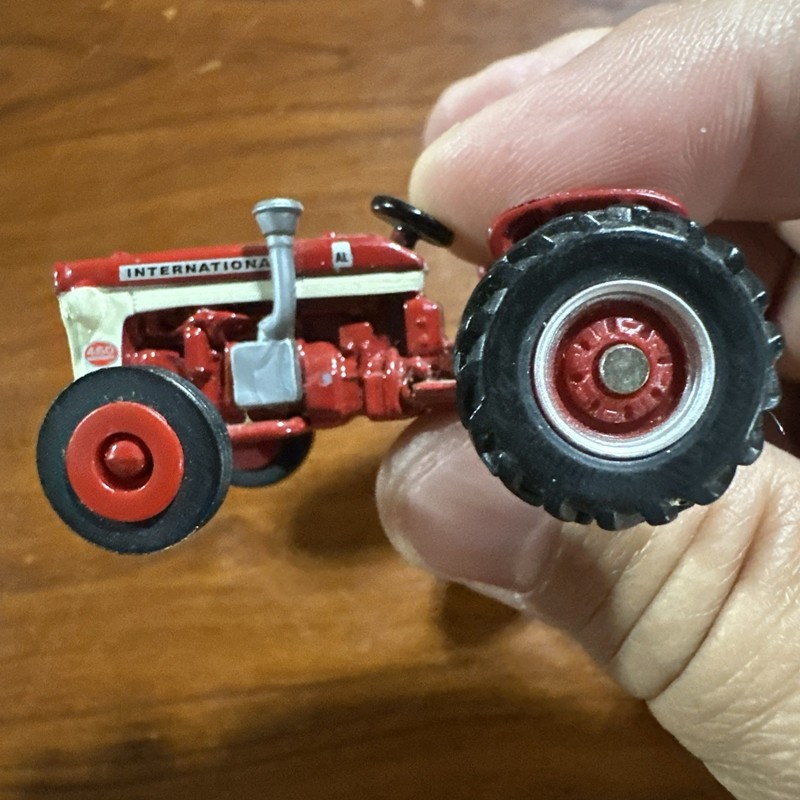 Ertl International Harvester 460 Utility Tractor Diecast Farm Toy gallery