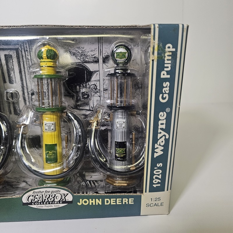 Gearbox John Deere Gas Pump Oil Set 1:25 Scale Wayne Pumps Diecast New In Box gallery