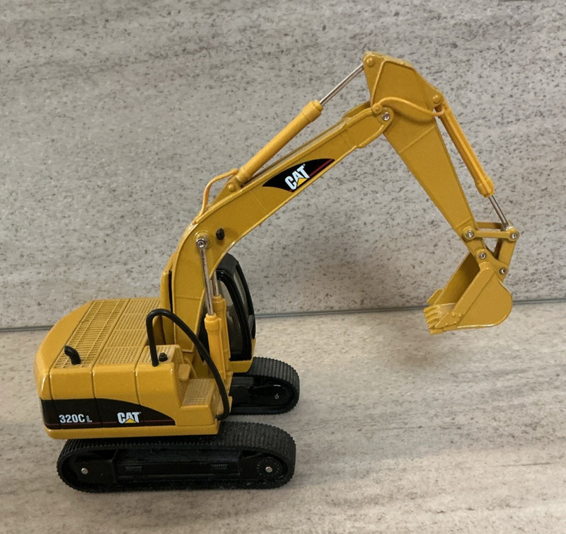 Norscot Group Cat Caterpillar 320CL Excavator 1/50 Diecast gallery