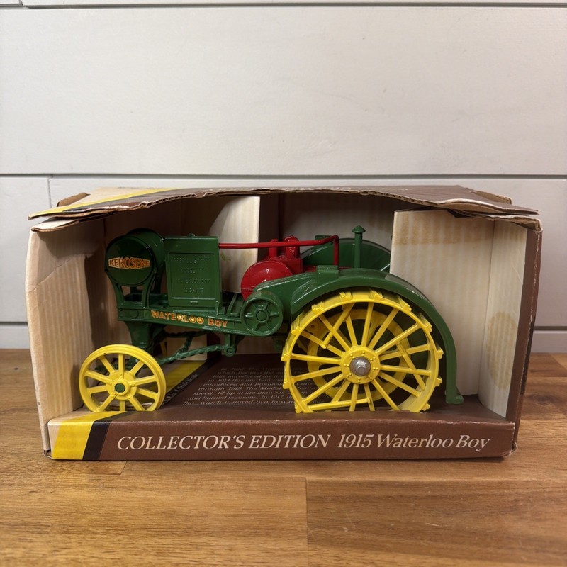 Ertl John Deere 1915 Model R Waterloo Boy Tractor 1/16 Scale Diecast No. 559