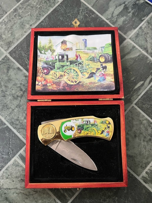 John Deere Folding Pocket Knife w/ Display Box, Tractor Artwork