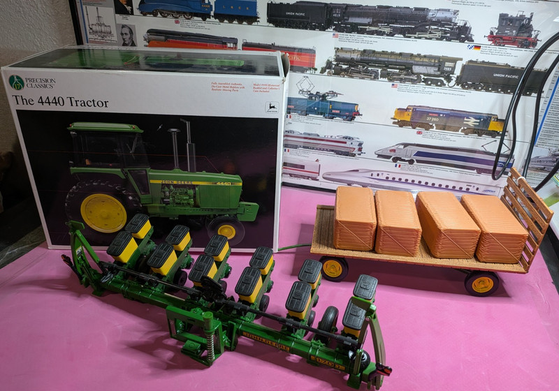 John Deere Precision Classics 4440 andl Hay Wagon Precision plus planter