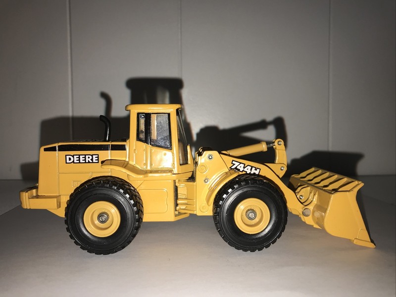 Ertl John Deere 744H Articulating Wheel Loader Yellow Die Cast Model 1701F Toy