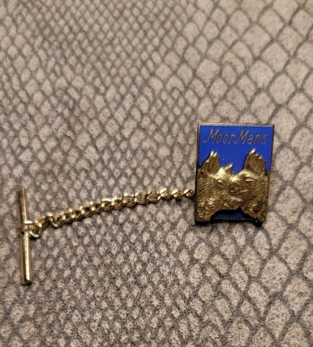Vintage FARM ADVERTISING TIE TACK PIN MOORMAN’S SWINE PIGS 1971 Ojoemunroe