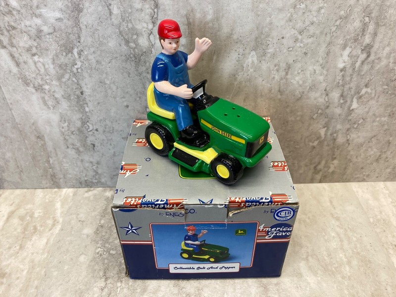 JOHN DEERE Salt & Pepper Shakers – Ceramic. Green/Yellow Pre-owned in Box
