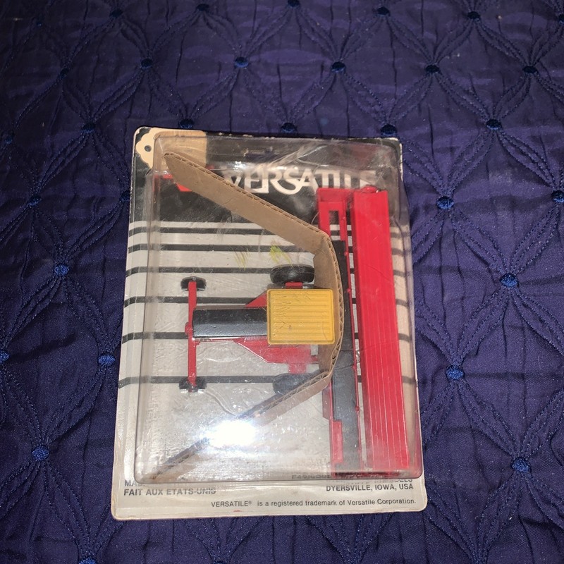 1/64 Versatile 4700 Self Propelled Swather NIB Scale Models