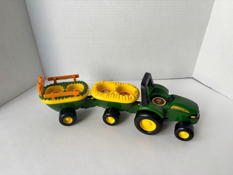 John Deere Tomy Animal Sounds Hayride Musical Tractor & 2 Trailers Farm Toy