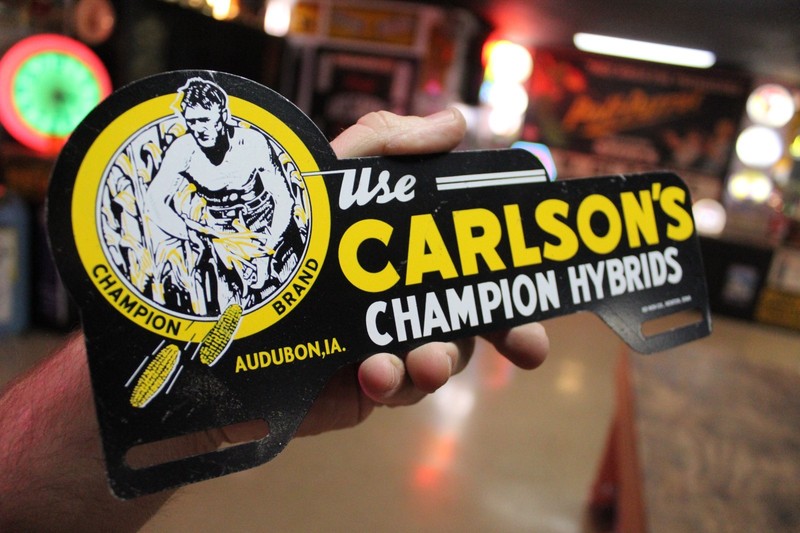 RARE 1950’s CARLSON’S HYBRIDS SEED CORN PLATE TOPPER PAINTED METAL SIGN FARM GAS