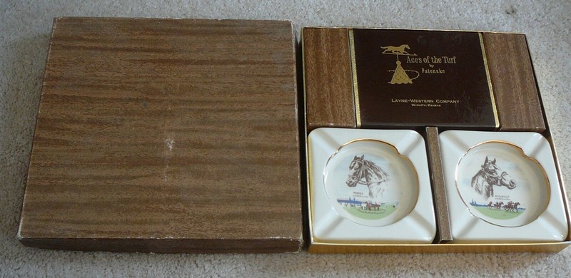ASSAULT & PONDER KENTUCKY DERBY WINNERS – 2 ASHTRAYS & 2 SEALED CARD DECKS – IOB