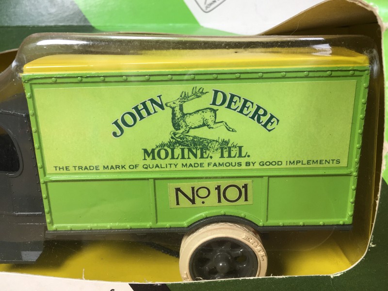 ERTL JOHN DEERE TRUCK BANK 1926 Mack Bulldog Delivery Van 1/25 SCALE NEW IN BOX