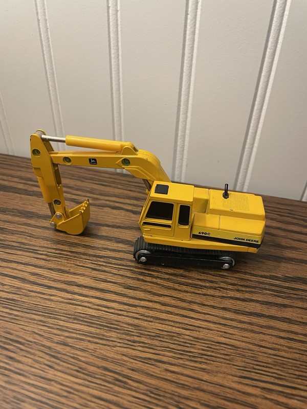 ERTL John Deere 690c Excavator 1/64 Scale Trackhoe