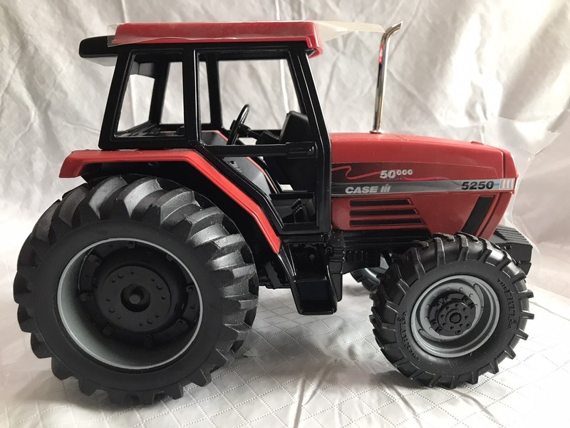 ERTL 1/16 CASE IH International Farmall 5250 MAXXUM SE 50,000TH Tractor NIB gallery