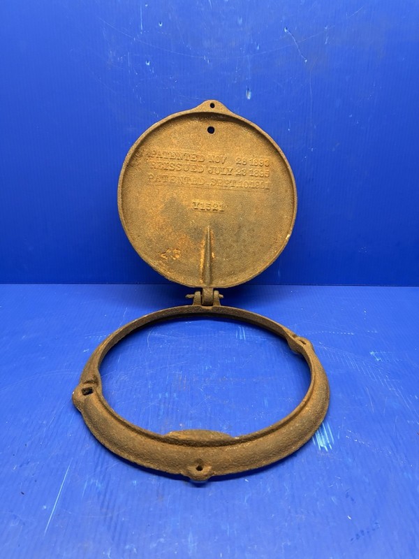 JOHN DEERE & MANSUR PLANTER BOX LID Y1521