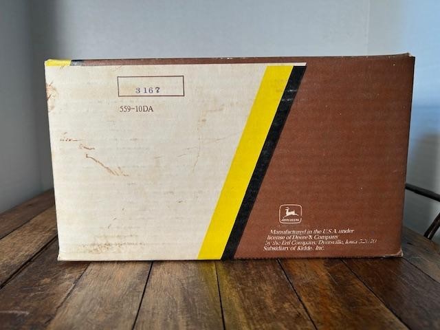 JOHN DEERE 1915 MODEL R "WATERLOO BOY" Ertl 1/16th Scale No. 559 In Original Box gallery