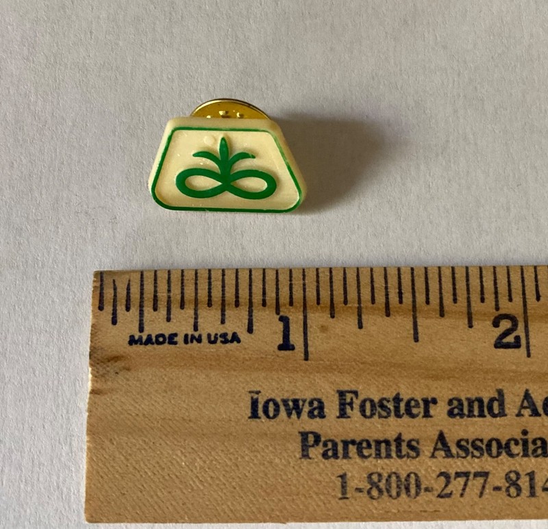 Pioneer Hi-Bred seed corn advertising tie, hat or lapel pin