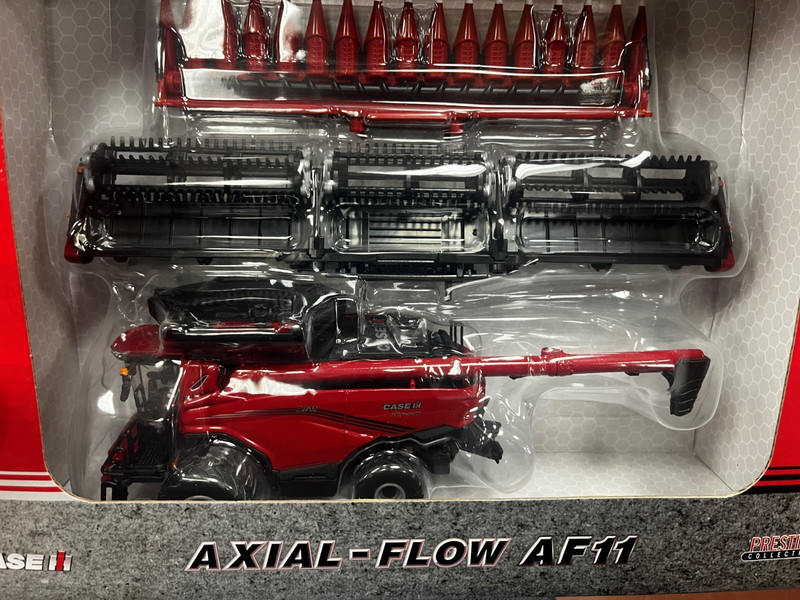 1/64 CASE IH AXIAL-FLOW AF11 COMBINE- PRESTIGE COLLECTION ZFN44372 gallery