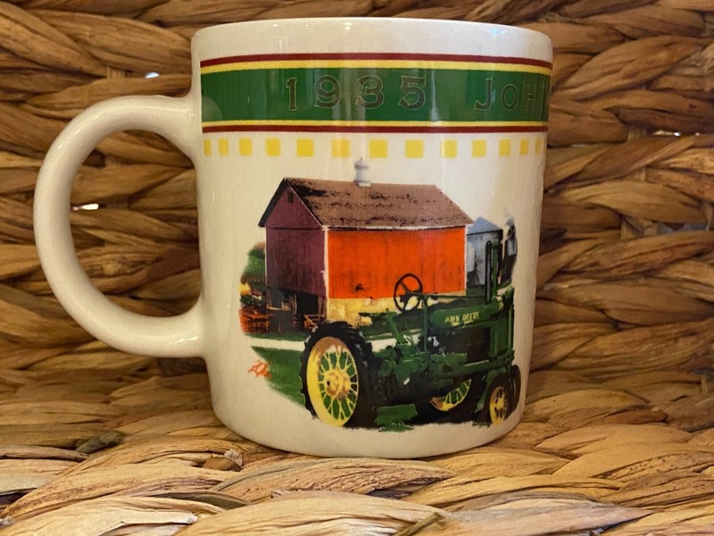 John Deere 3 3/4 in.4ea Mugs Tractor /w/ Red Barn Scene ex condition