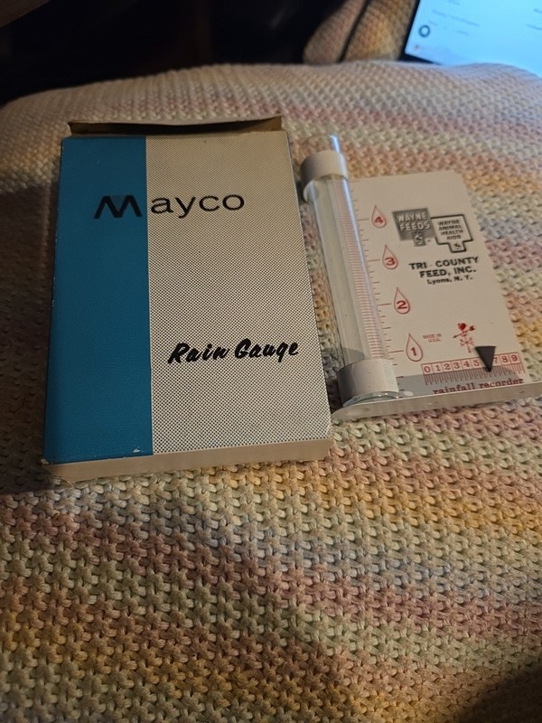 NOS Mayco Rain Guage Wayne Feeds