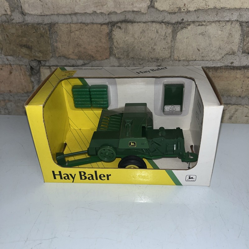 John Deere Square Baler 4 Hay Bales 1:32 Ertl Toy 5639 Die Cast Plastic 1993 gallery