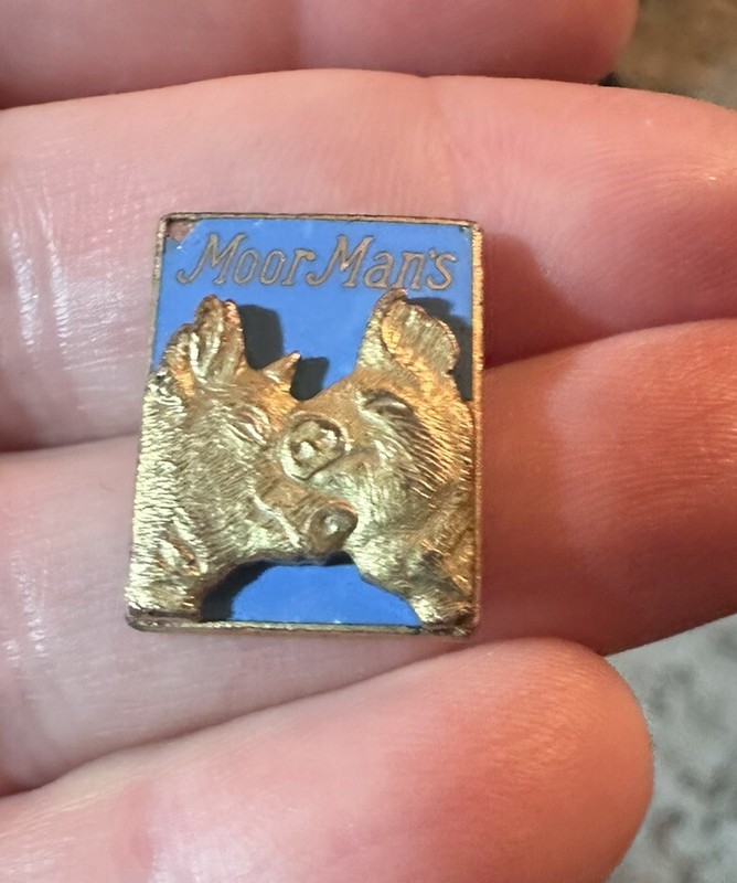 Moormans Farm Feed Lapel Pin Pig Hog Cattle Poultry Purina Vintage Joe Monroe