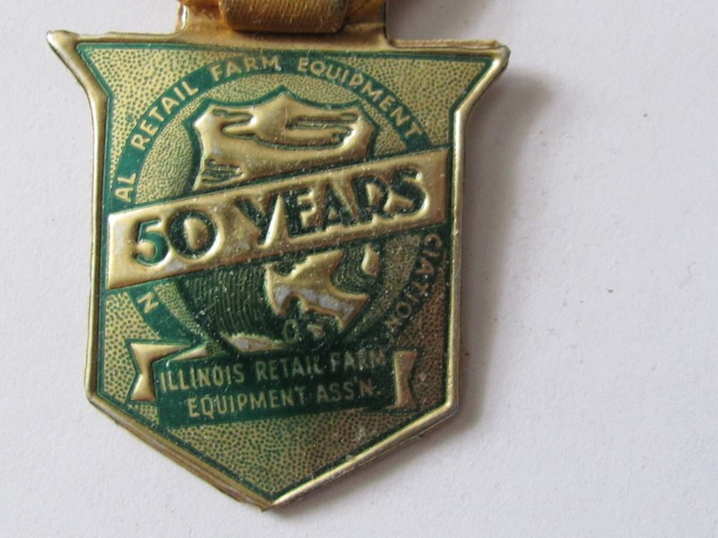 1948 1949 ILLINOIS RETAIL FARM EQUIPMENT DEALER CONVENTION MEMBER BADGE PEORIA gallery