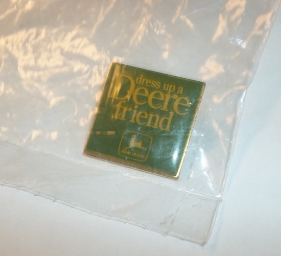 JOHN DEERE “Dress Up A Deere Friend” Lapel/Hat/Jacket Pin – BNIP