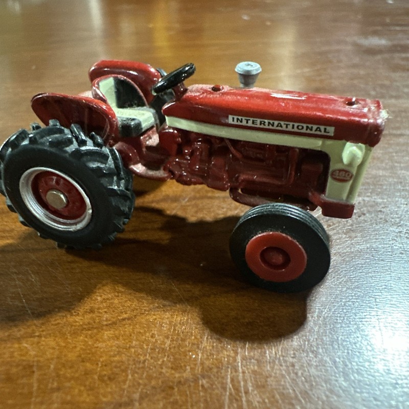 Ertl International Harvester 460 Utility Tractor Diecast Farm Toy