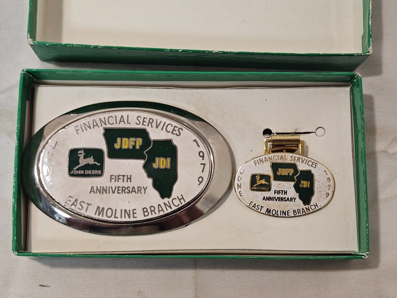 VINTAGE 1979 JOHN DEERE FINANCIAL SERVICES 5TH ANNIVERSARY BELT BUCKLE & PIN SET