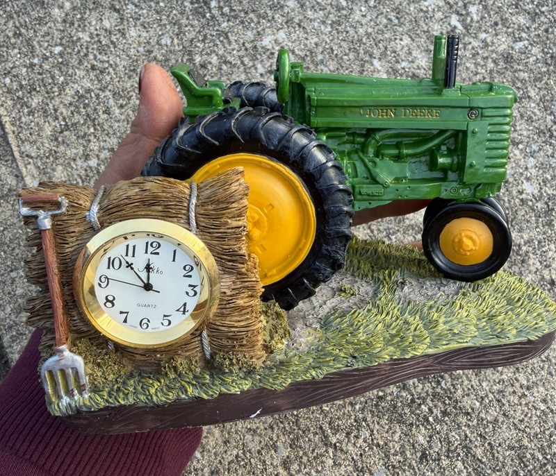 #634 – JOHN DEERE DESK AND TABLETOP CLOCK VTG COLLECTABLE TRACTOR
