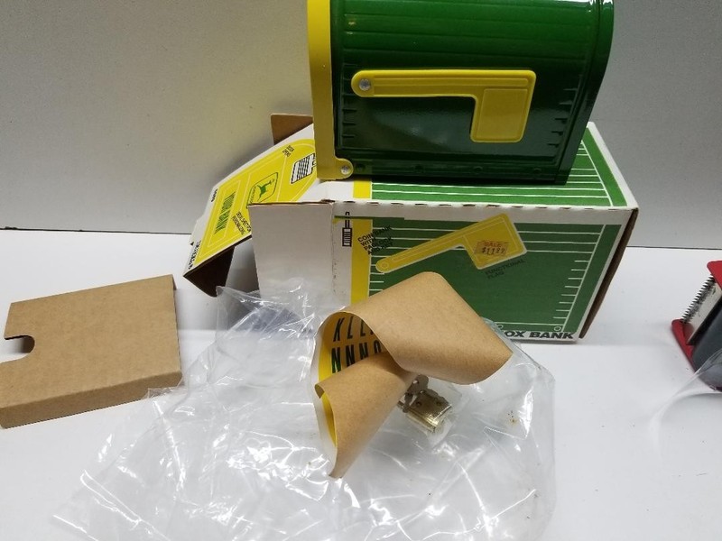 John Deere ERTL Rural Mailbox Bank NEW IN BOX Vintage 1986 Padlock And Key 5589 gallery