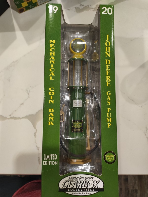 Gearbox John Deere Wayne 1920 Gas Pump Replica 1/25 Scale Die Cast New Gasoline