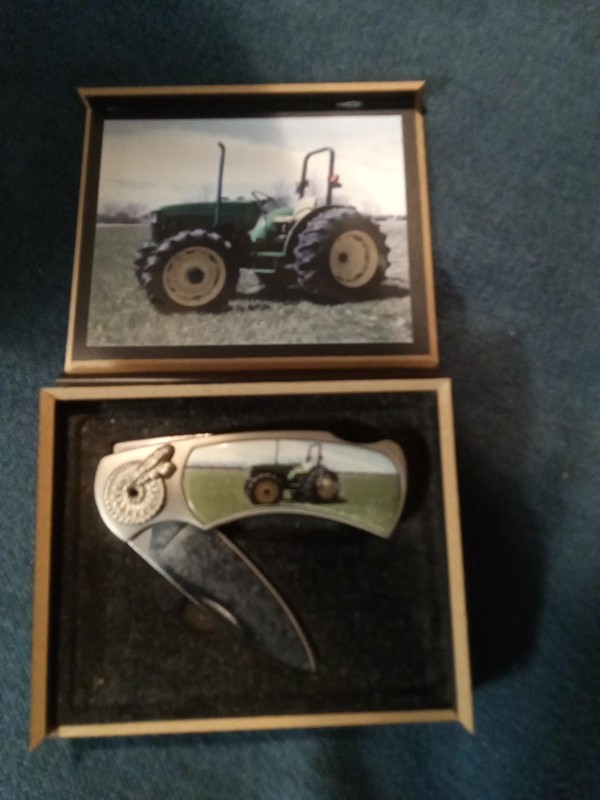 JOHN DEERE POCKET KNIFE W’ TRACTOR GRAPHICS IN DISPLAY BOX