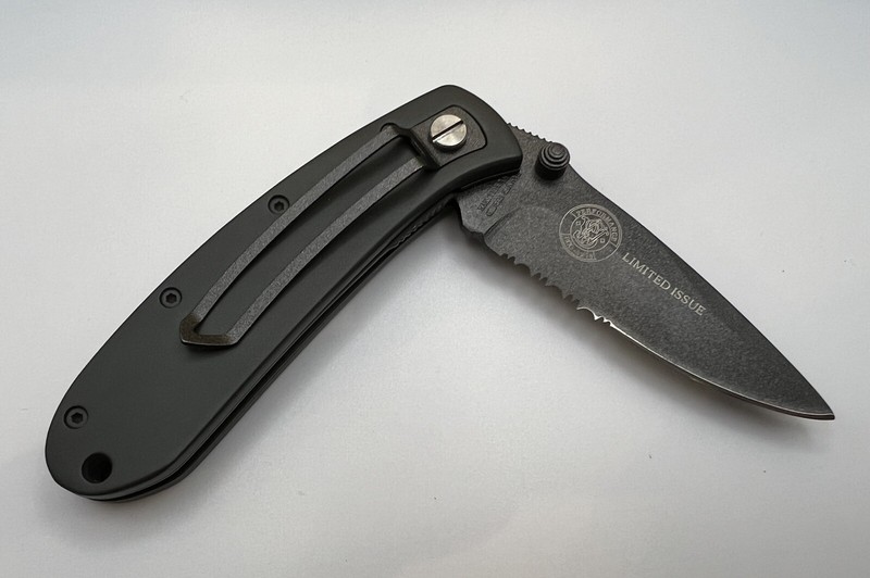 Smith & Wesson JOHN DEERE ‘Bullseye’ Pocket Knife In Collectible Tin ZOLAN ARTS gallery
