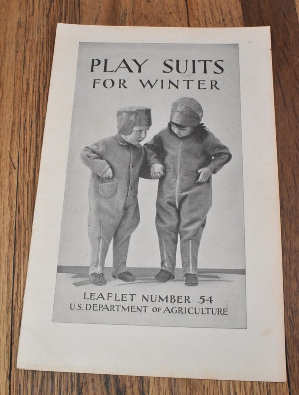 Vintage U.S. Dept of Agriculture Leaflet Brochure 54 Play Suits for Winter