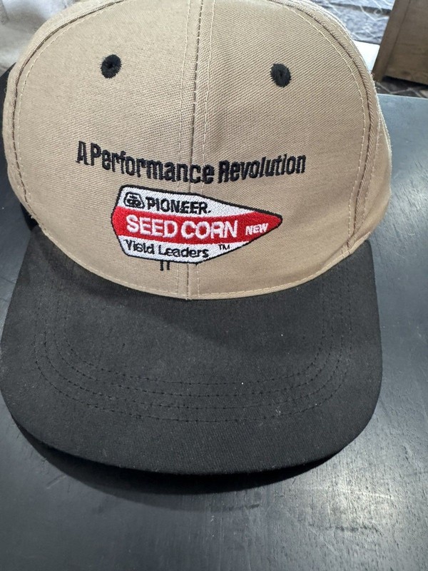 Vintage PIONEER SEED CORN Performance Revolution Adjustable Farm Cap Tan Black