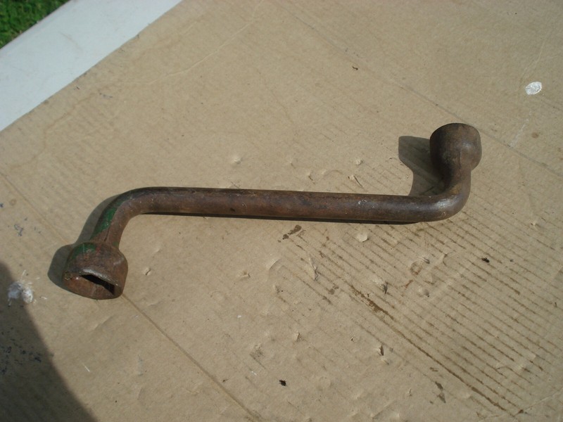 IH Farmall H Lug Wrench W4 W6 tool McCormick 45662-DA