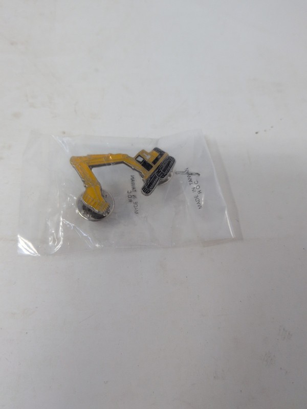 CAT Caterpillar Track Backhoe Excavator Lapel/Hat Pin Tie Tack Metal NIP