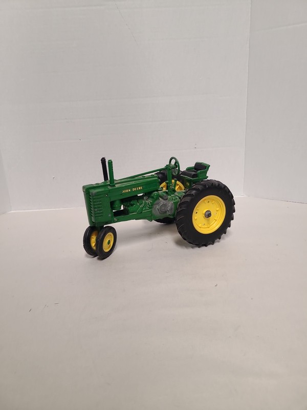 ERTL Col. Edt. 1997 John Deere Model G Wide front Tractor 1/16 Scale Diecast