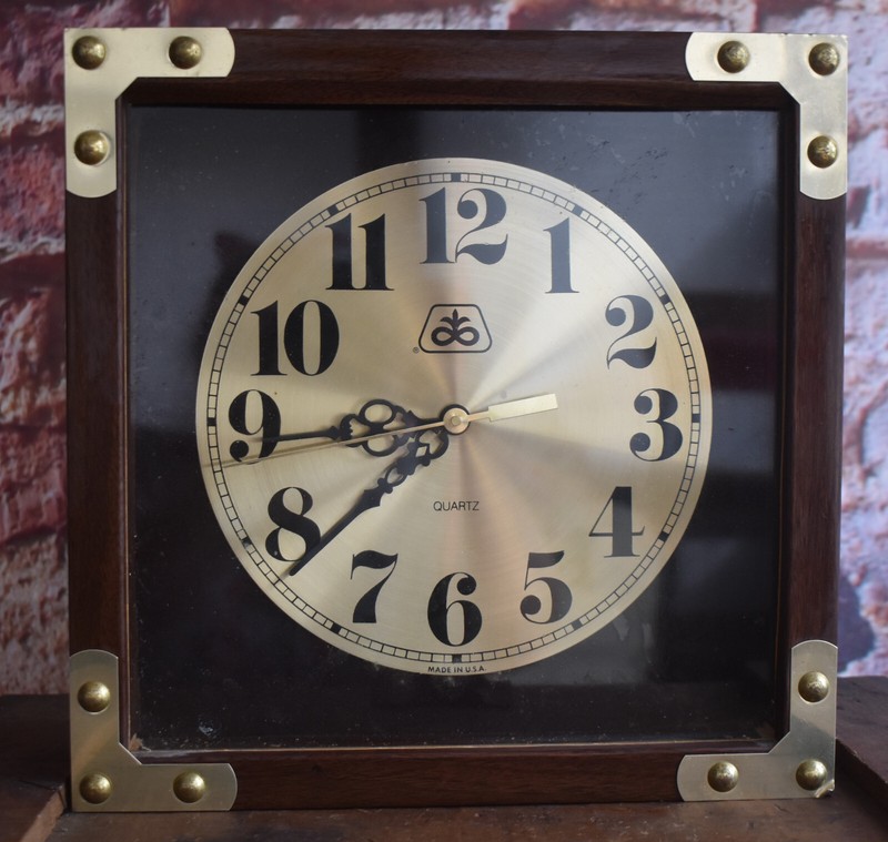 Vintage Pioneer Seed Corn Wooden Quartz Battery Powered Advertising Wall Clock