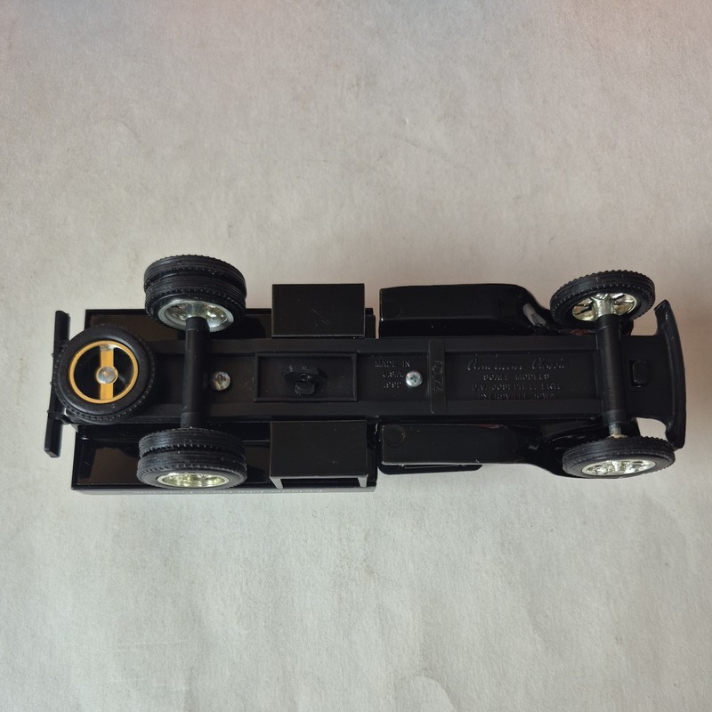 Ertl John Deere Hy Gard Tanker Truck Bank original box black in color with key gallery