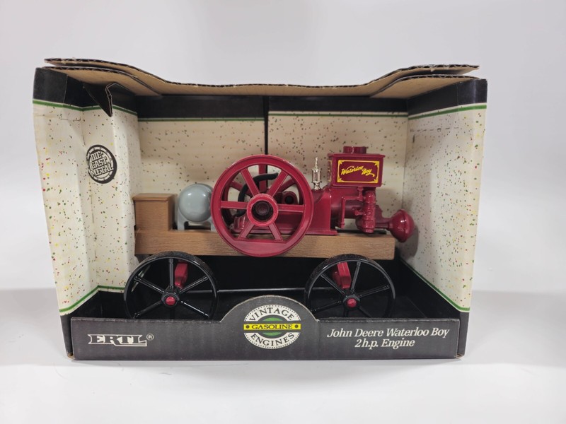 Vintage Ertl John Deere Waterloo Boy 2HP Engine Replica 1/8 Scale Model