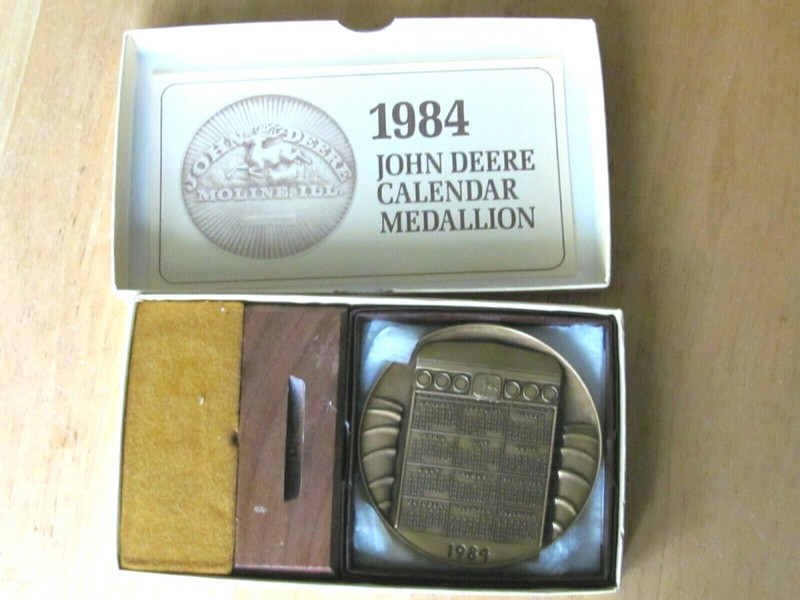 JOHN DEERE MOLINE 3″ MEDALLION 1984 CALENDAR WITH STAND & BOX