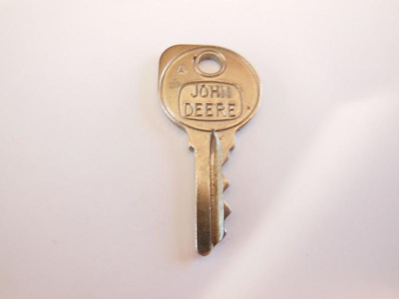 VINTAGE JOHN DEER TRACTOR MOWER KEY 1 3/4″