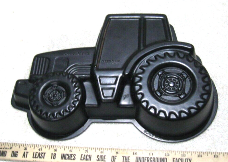 BY SCALE MODELS USA JOHN DEERE TRACTOR SHAPED CAKE PAN 13″ DIECAST