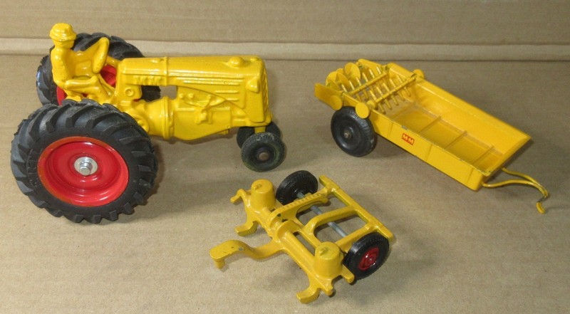 Vintage SLIK Minneapolis-Moline RTU Toy Tractor Planter Manure Spreader 1/32
