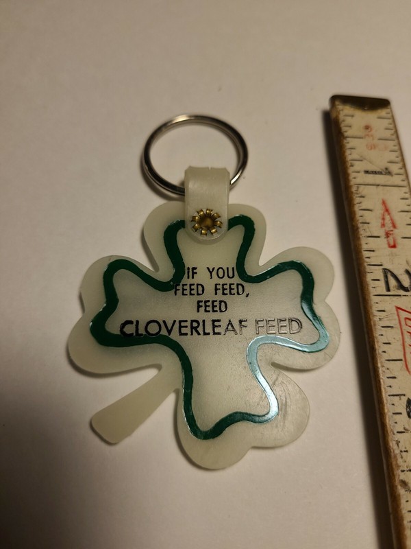 Vtg Cloverleaf Feed Conroe TX Glow In The Dark Key Chain Fob Ring Plastic
