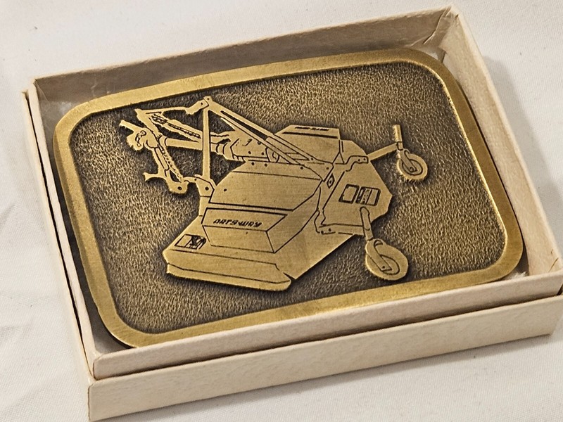 NEW ARTS-WAY REP 1986 FINISH MOWER LIMITED COLLECTORS BELT BUCKLE gallery