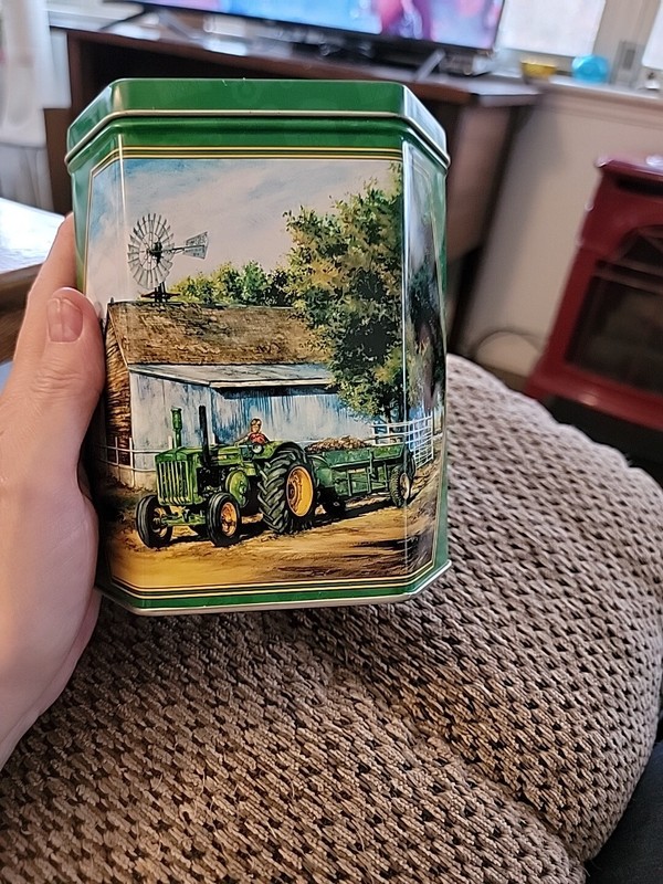 JOHN DEERE 1924-1953 Model D Tractor Tin @91 R.L. Crouse Barnyard Chores Hexagon